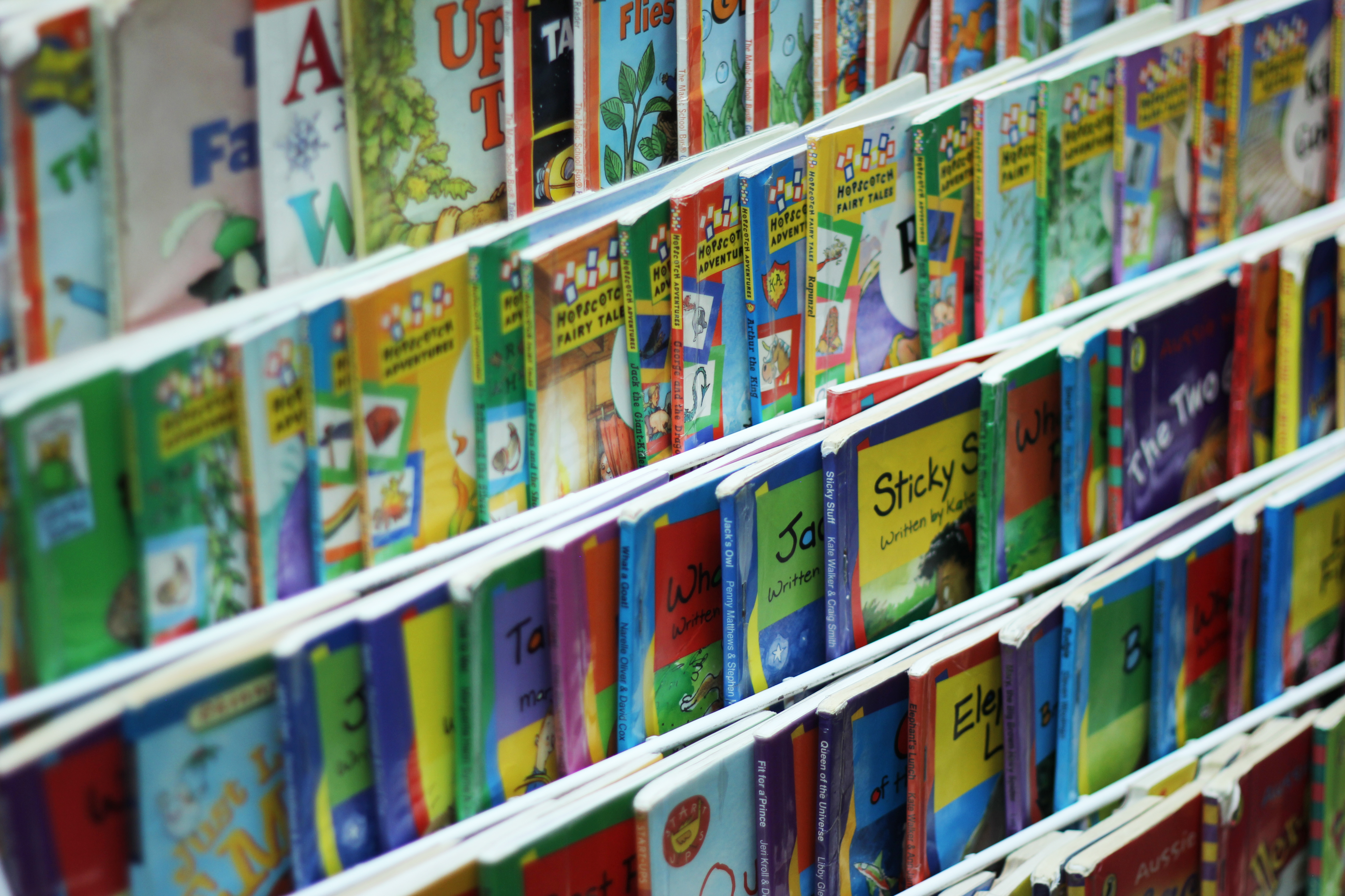 Primary school library shelves filled with children’s books, highlighting access to reading resources, literacy development and a supportive learning environment